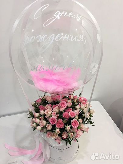 Букет с цветами, шаром и перьями