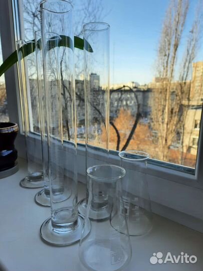 Химические лабораторные колбы, цилиндры и воронки