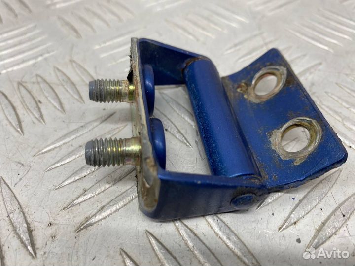 Б/У петля крышки багажника задний правый Mazda