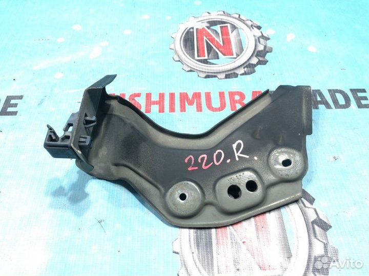 Крепление бампера правое Toyota Regius KCH46 1kzte