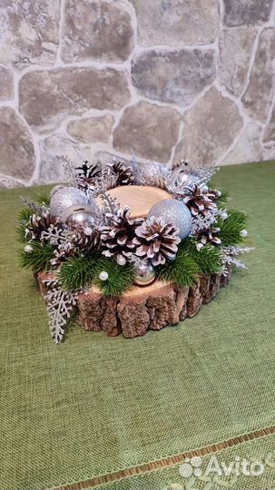 Новогодняя композиция на спиле дуба