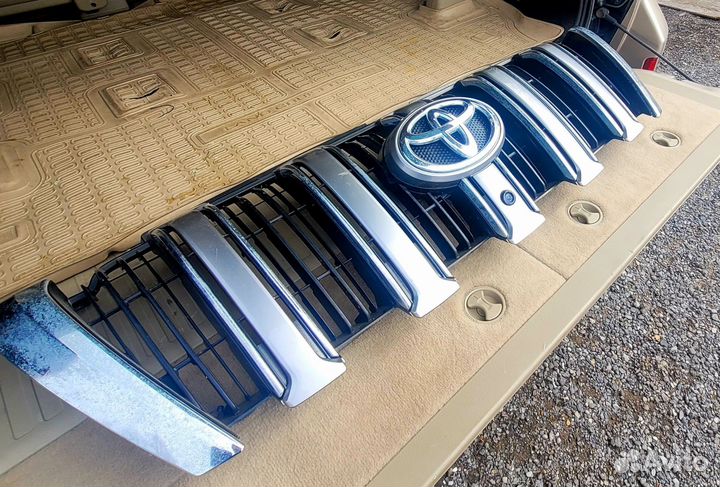 Решетка радиатора Toyota prado 150 с камерой