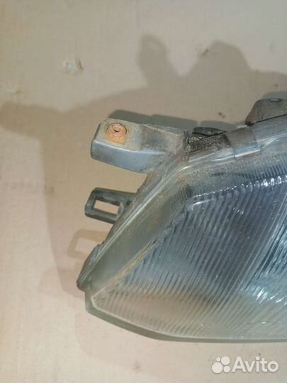 Фара левая Toyota Hiace 1999г дельфин