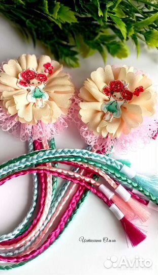 Бантики для волос с цветными косичками