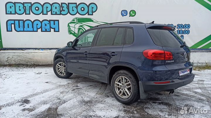 Обшивка стойки средняя левая Volkswagen Tiguan 5N0