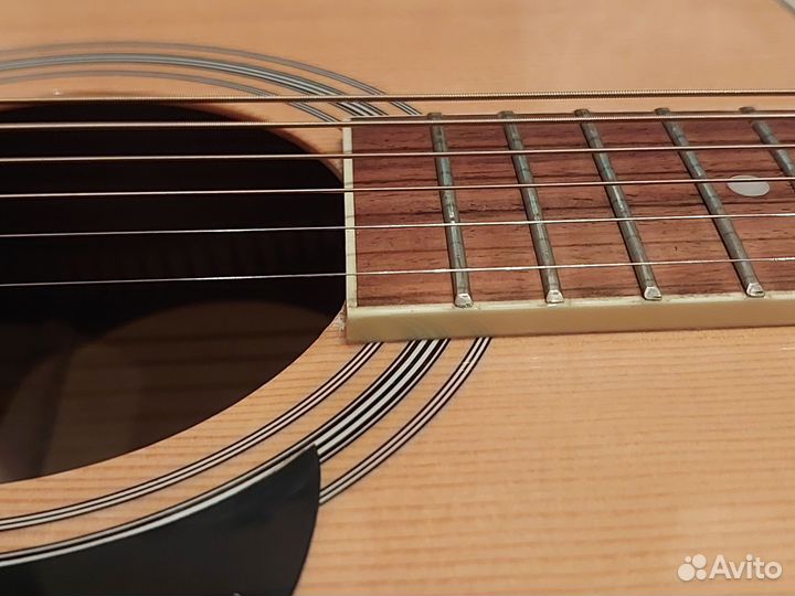 Акустическая гитара