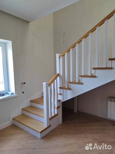 Лестница из ясеня на металлическом каркасе