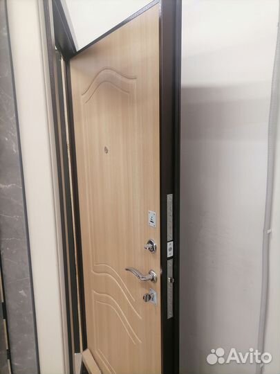 Двери входные с витрины
