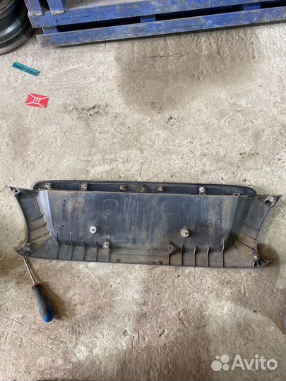 Накладка крышки багажника Nissan Almera N16