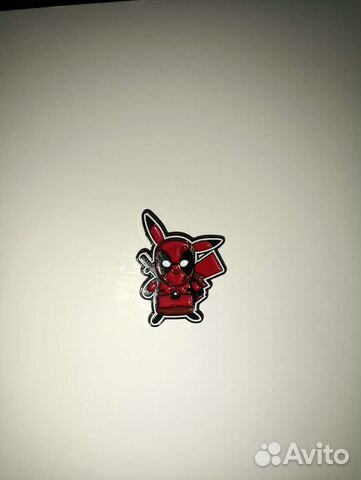 Продаю значëк детпул пикачу