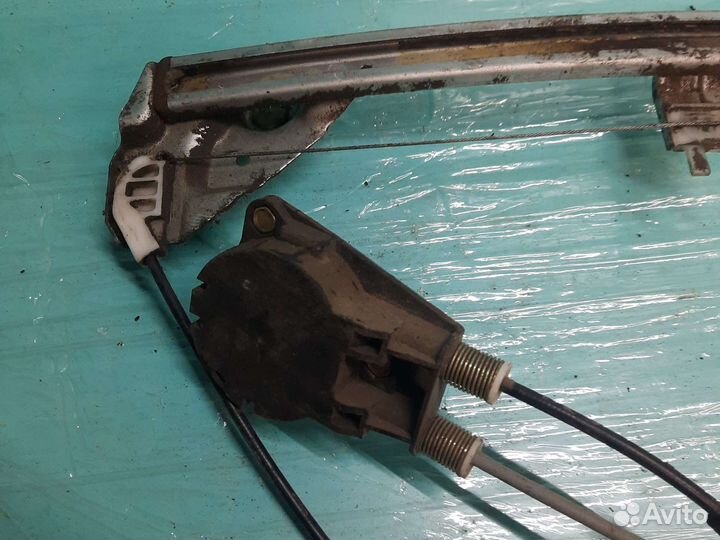 Задний левый стеклоподъёмник mazda 323 ba