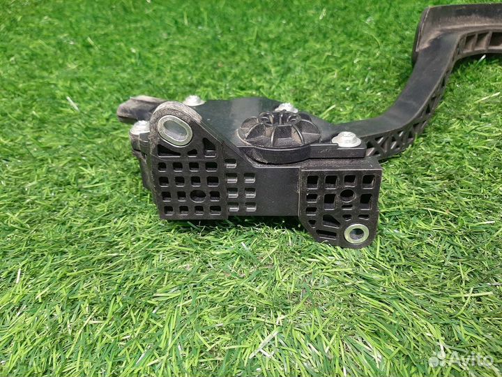 В наличии: Педаль газа на Toyota Camry 4