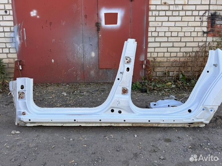 Порог левый Renault Duster 1