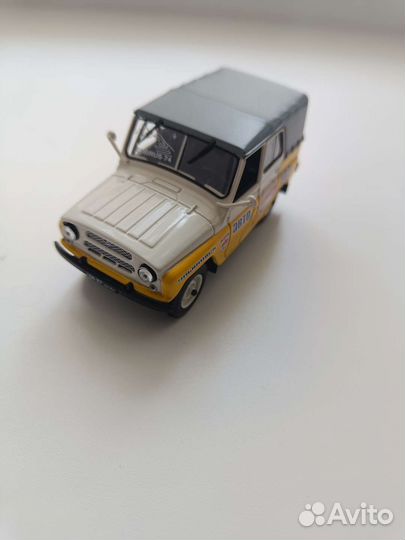 Модель автомобиля 1:43