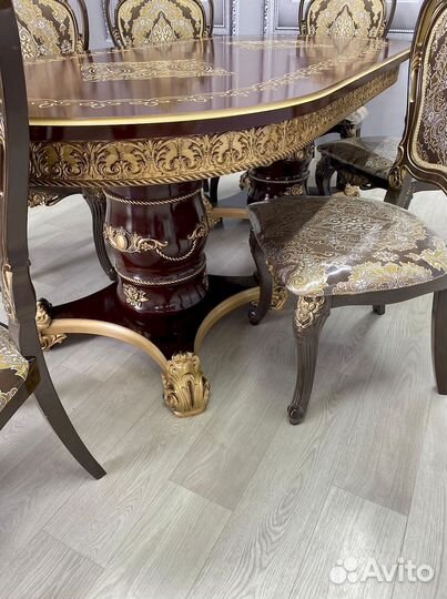 Стол обеденный. В наличии