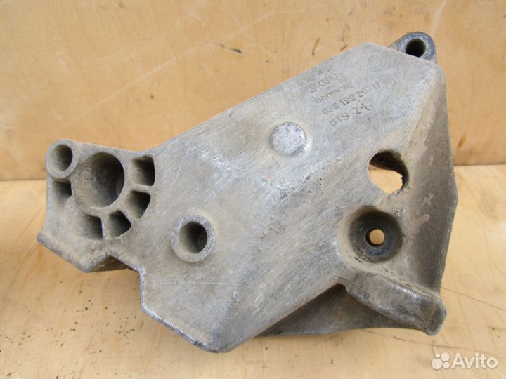 Кронштейн двс правый Skoda Octavia tour 1998