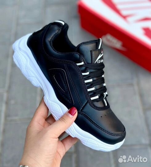 Кроссовки женские