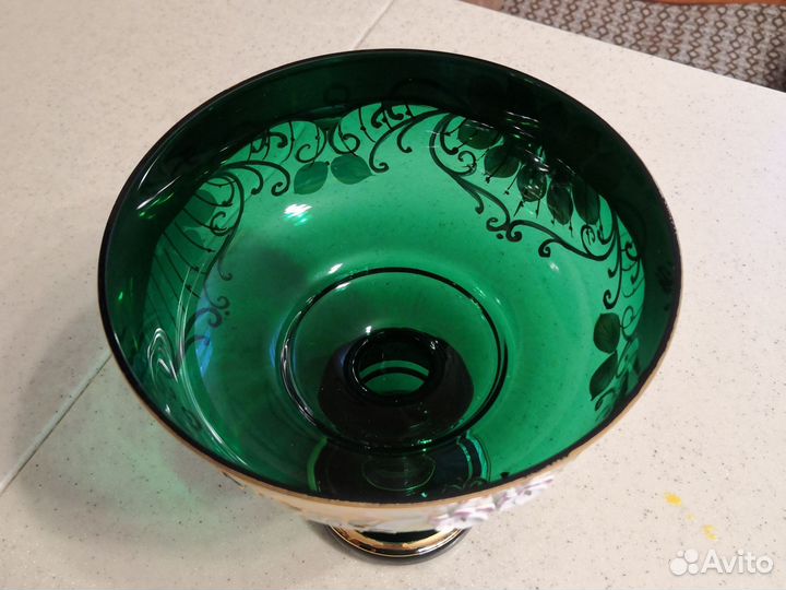 Ваза для фруктов на ножке