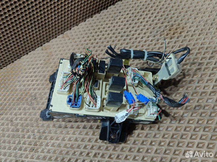 Блок предохранителей салонный Toyota Carina AT211