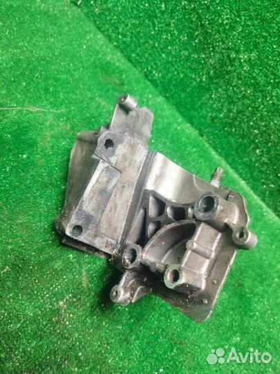 Кронштейн опоры двигателя Volvo S40 II 1.6 2006