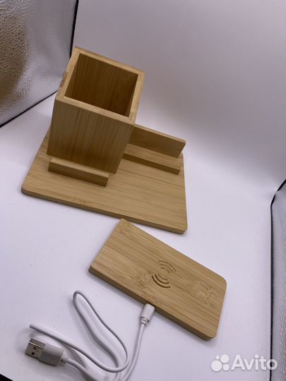 Деревянная док-станция с беспроводной зарядкой