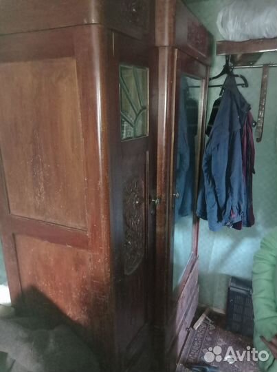 Шкаф платяной старинный с зеркалом