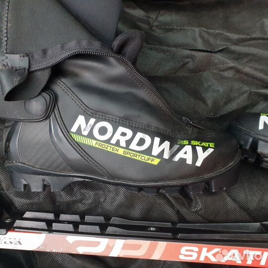 Лыжные ботинки, палки, чехол