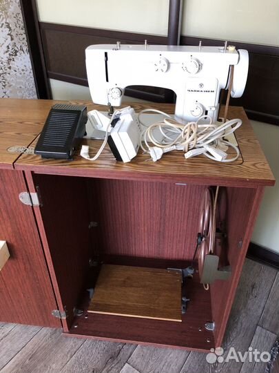 Швейная машина Чайка 142м
