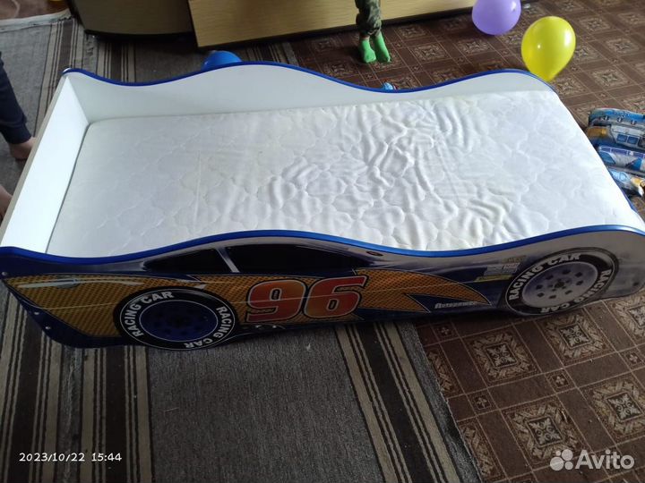 Детская кровать машина