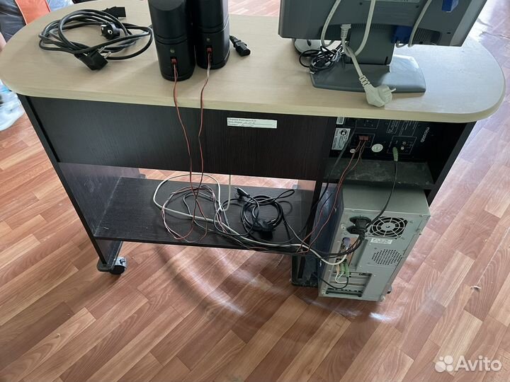 Компьютерный стол