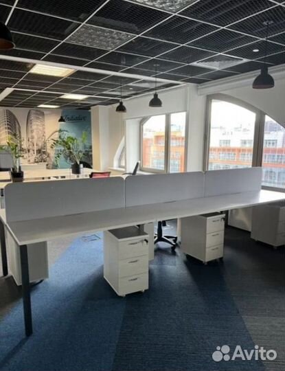 Столы офисные белые с перегородками (бенч-системы)