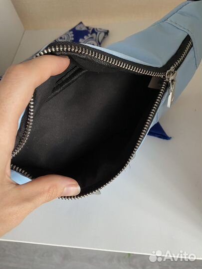 Сумка бананка на пояс голубая, бандана с черепами