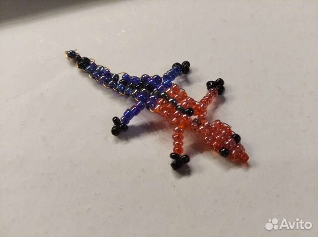 Ящерица ручной работы из бисера