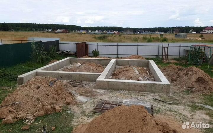 Заливаем отмостки и тропинки, строительная бригада