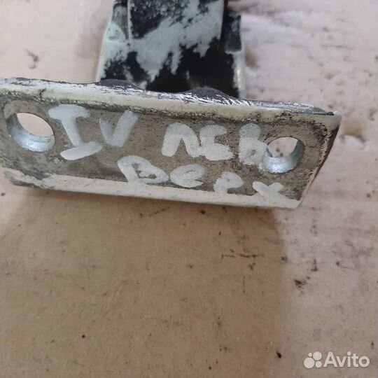 Петля пер лев двери верх ивеко
