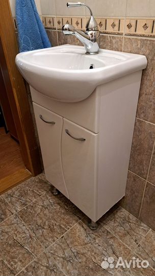 Тумба с раковиной в ванную/туалет