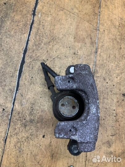 Суппорт задний правый Ford C-Max минивэн 2005