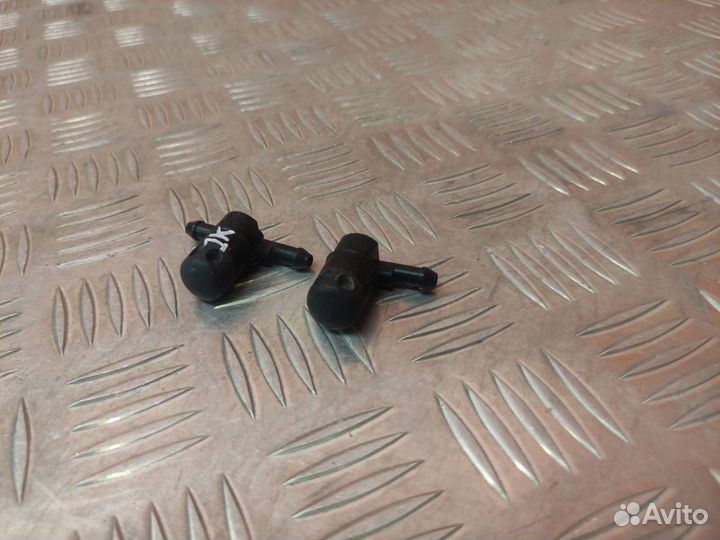 Форсунка стеклоомывателя передняя левая Opel