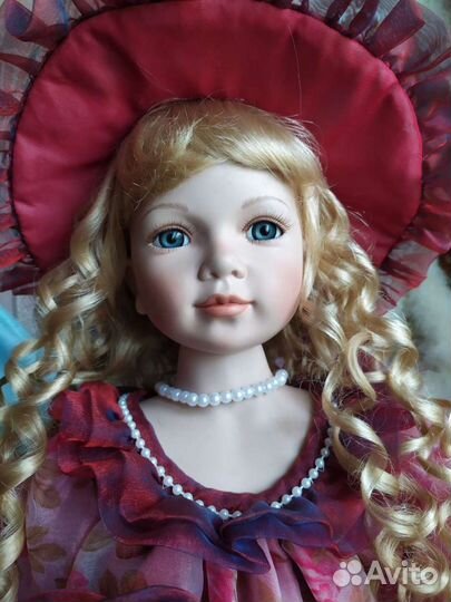 Коллекционная фарфоровая кукла