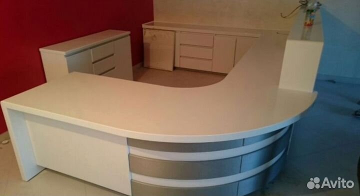 Ресепшн для бара кварцевого агломерата