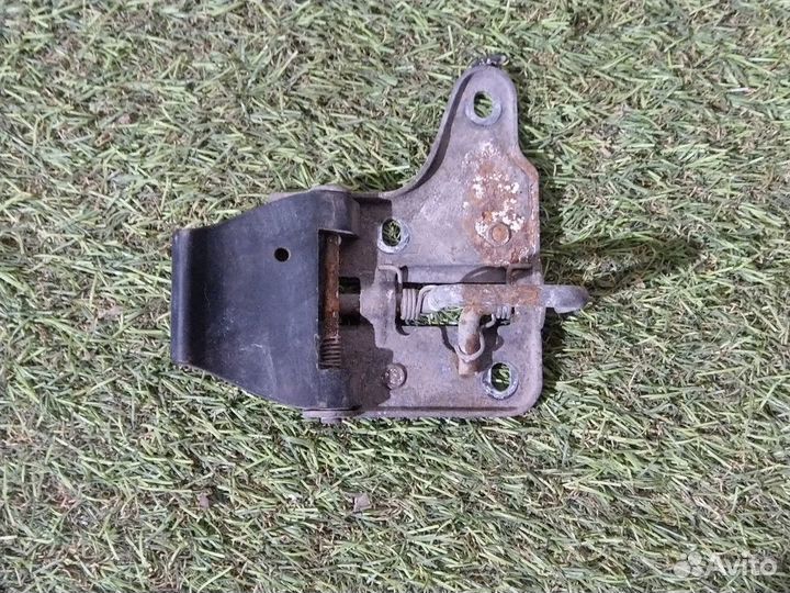 Крючок капота Skoda Octavia A7