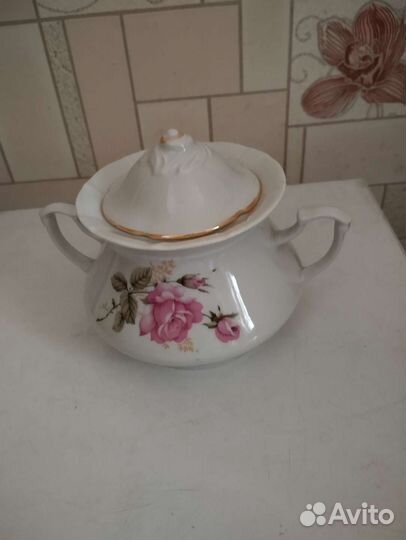 Заварочный чайник и сахарница