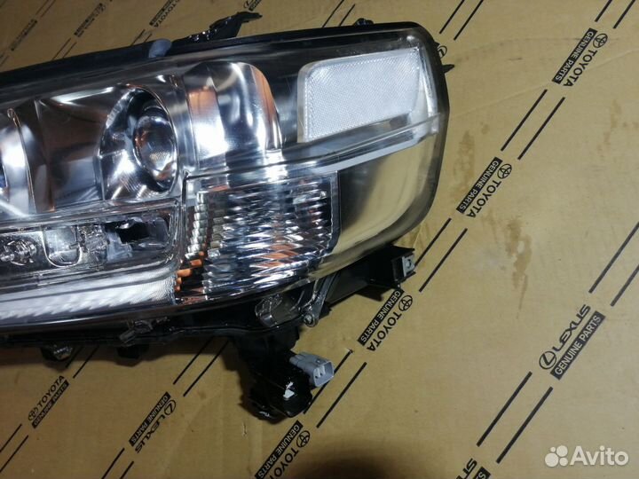 Левая фара Toyota Land Cruiser 200