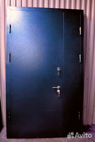 Общая тамбурная дверь из 2 мм стали с отделкой