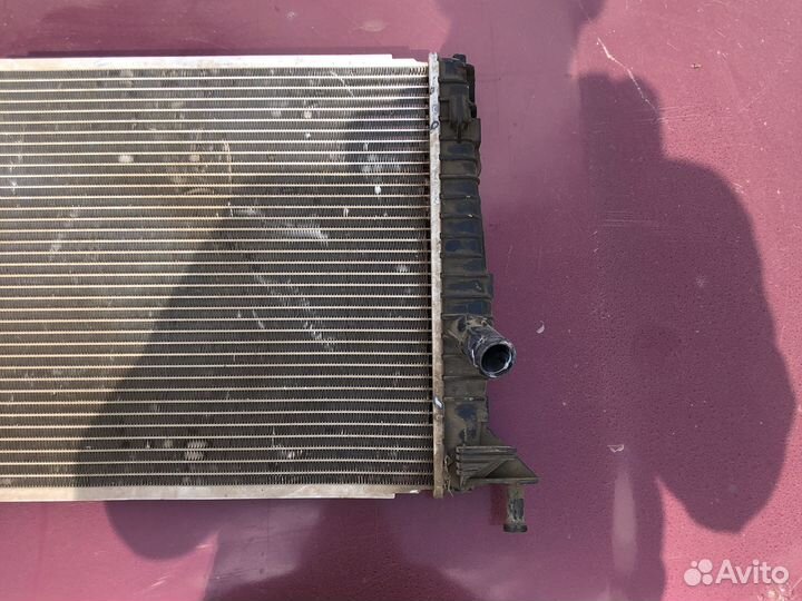 Радиатор охлаждения на Ford Focus 2 (дорест.)