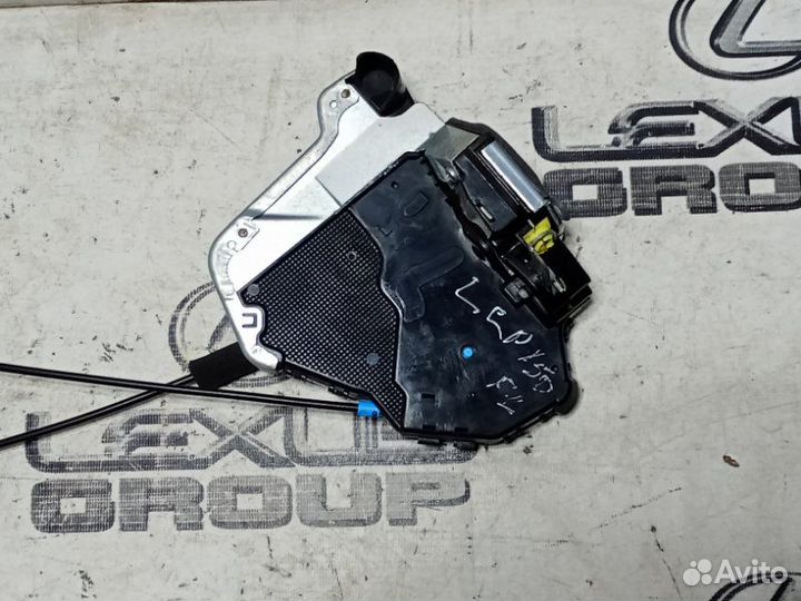 Замок двери передний левый Toyota Land Cruiser