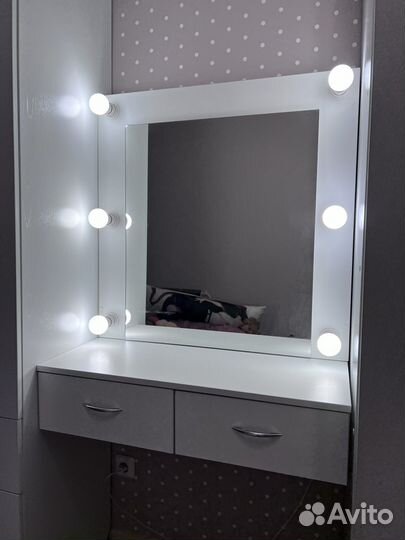 Гримерное зеркало с лампочками и столом