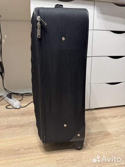 Чемодан черный на колесиках