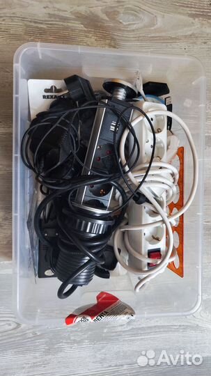 Коробка с проводами (два удлинителя в т.ч.)