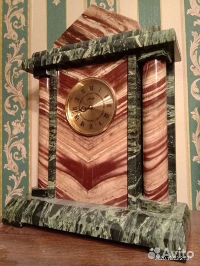 Часы из яшмы